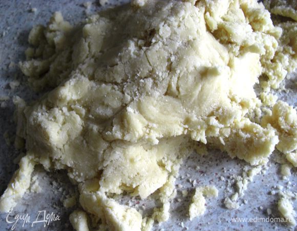 Муку просеять вместе с разрыхлителем и добавить в растертую массу. Замесить тесто. 