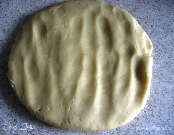 Так как тесто получилось мягкое и немножко липкое, чтобы уложить ее в  форму для выпечки, я добавила буквально пару грамм муки. 