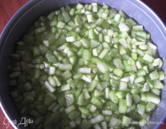 Поверх теста выложить ревень и залить соком ревеня.
Выпекать 35 мин. Не волнуйтесь, что пирог шипит и из пирога выходят звуки, как из кастрюли с кипящим супом - это сок ревеня кипит и просачивается в  тесто.
