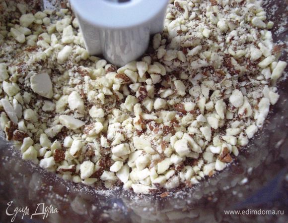 Не слишком мелко измельчить миндаль и тоже смешать с яично-сметанной массой.