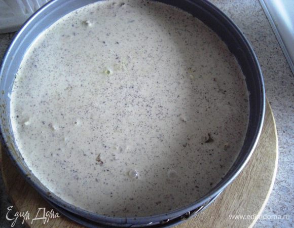 Вынуть пирог из духовки, облить приготовленной массой и еще выпекать 15-20 минут (поверхность пирога должно окрепнуть).