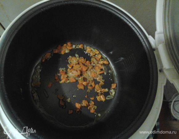 Обжарить лук и морковь на небольшом количестве масла до мягкости (делаю это прямо в мультиварке на режиме "Выпечка"