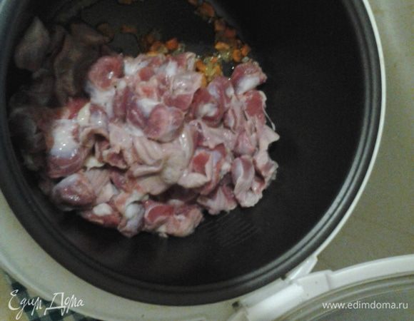 Положить куриные желудки к моркови и луку,добавить муку, перемешать и немного обжарить  