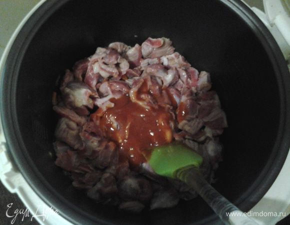 Добавить томатный соус, соль, перец и лавровый лист, можно добавить еще какие-нибудь специи на ваше усмотрение