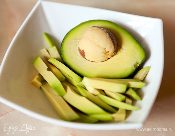 Нарезать авокадо.