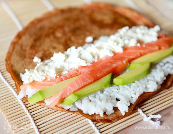 На омлет выложить рис,сыр,авокадо,семгу.
