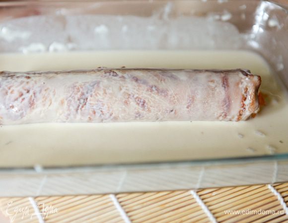 Обмакнуть ролл в кляре.
Наполнить глубокую сковороду маслом, нагреть. Жарить ролл около 3минут,несколько раз переворачивая.
После чего положить ролл на бумажное полотенце для того, чтобы лишний жир стек.