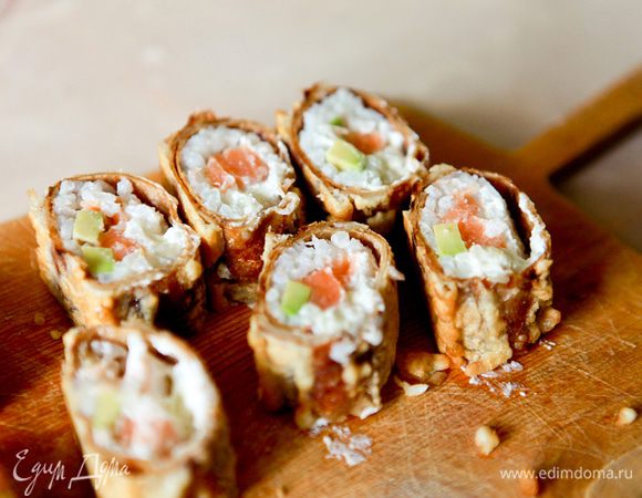 Для соуса: смешать все ингредиенты.
Готовый ролл порезать на несколько равных частей.
Подавать роллы с соусом.

Приятного аппетита ;)