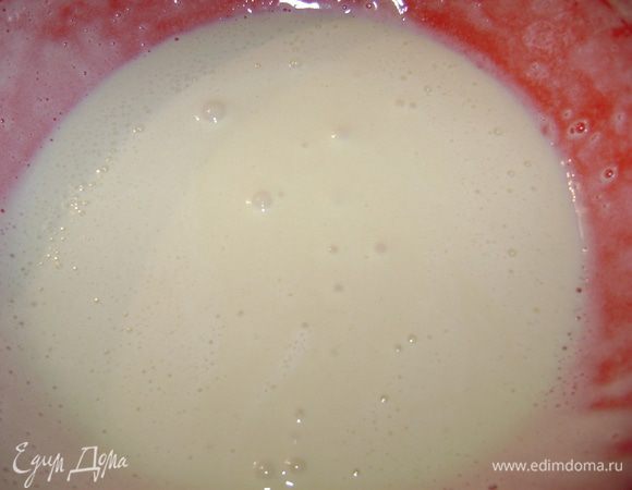 Mиксером взбить яйца с сахаром, минуты 2-3.Добавить мукy и все хорошо перемешать.