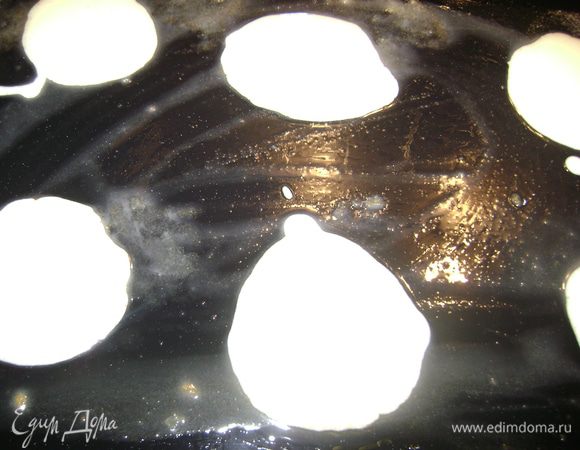 Выкладывать чайной ложкой на смазанный маслом противень.