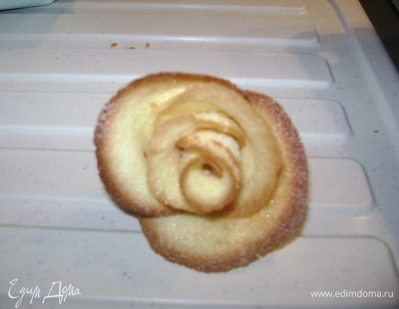 Выпекать минут 5 до зарумянивания краев до коричнвого цвета.Получается как бы лепестки.Берем каждый лепесток и быстро формируем розочку.У меня из 5 лепестков.
