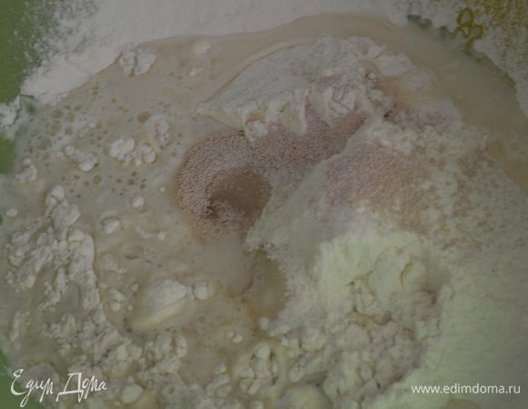 Смешиваем все ингредиенты, кроме кунжута в большой миске. Вливаем воду (в ГРАММАХ) и замешиваем достаточно тугое тесто. 