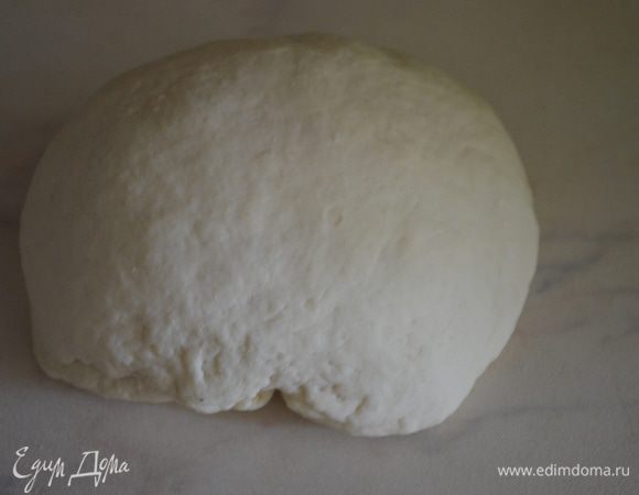 Перекладываем тесто на припыленный мукой стол, и месим его примерно 5 минут. Оно достаточно тугое. Не ленимся. Тесто должно стать эластичным. 