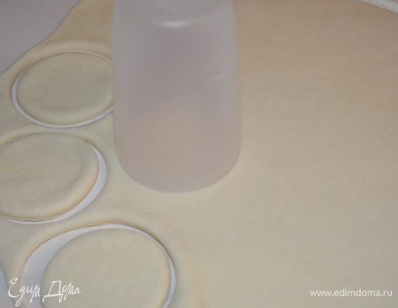 Через 1 час теста станет в 2 раза больше. Раскатываем его в пласт толщиной 0,5 см и вырезаем стаканом кружки. Обрезки смешиваем, месим и также вырезаем. 