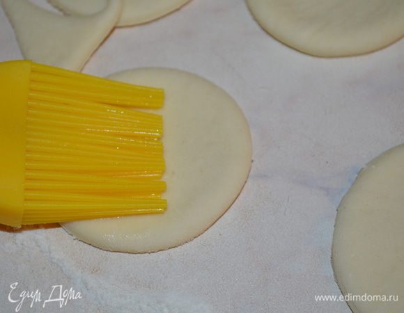 Каждый кружок смазываем водой и складываем стопочкой по 4 штуки. 