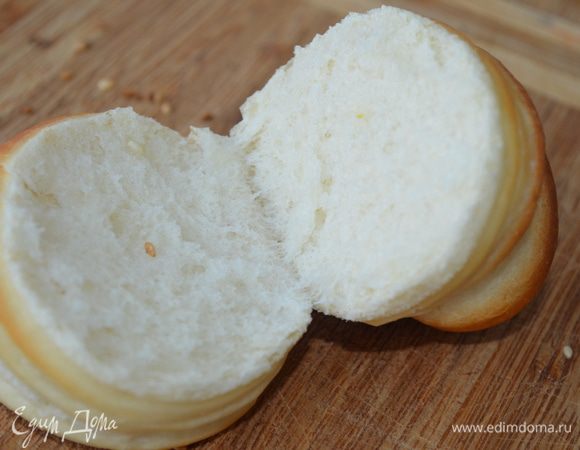 Духовку разогреваем до 220 градусов. Ставим туда булочки. Сбрызгиваем духовку водой из пульверизатора и сразу закрываем. Пекутся они не долго - примерно 15-20 минут. До румяного цвета. 