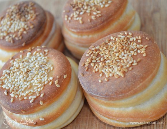 Также эти булочки можно напечь впрок и заморозить. Для этого выпекаются они 5-6 минут, остужаются и замораживаются. Перед подачей выпекаются не размораживая, до золотистой корочки при температуре 210 градусов. 