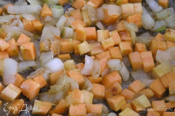 В сковороде на оливковом масле обжарить мелко нарезанный лук, добавить нарезанную маленькими кубиками морковь.