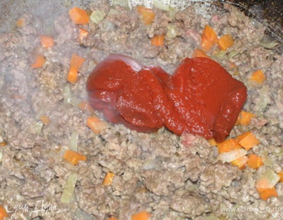 Затем выложить в сковороду фарш, слегка прожарить, добавить томатную пасту, перемешать, 