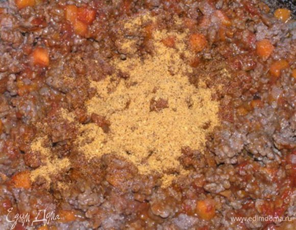 посолить, щедро поперчить, всыпать приправу Тако. Тушить на медленном огне около 45 минут. По необходимости добавить немного воды.