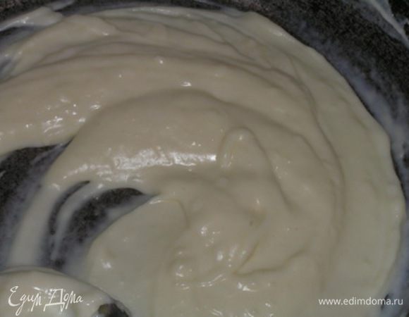 Приготовить соус бешамель. В большой сковороде растопить сливочное масло, добавить муку и прожарить пару минут. Затем влить горячее молоко, постепенно, все время помешивая,