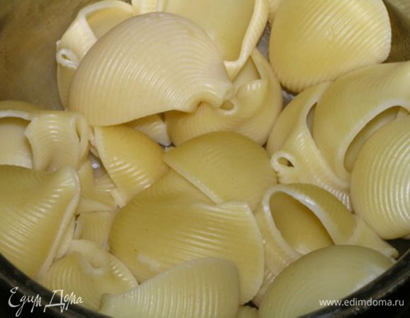 Лумакони отварить в подсоленой воде до полуготовности,