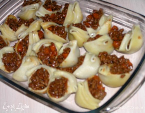 затем в каждую положить фарш и выложить в смазанную маслом форму для запекания.