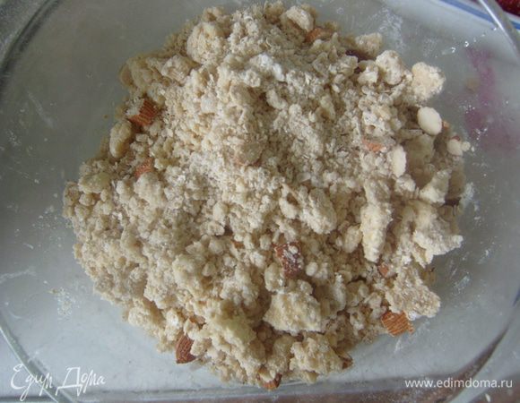 Холодное сливочное масло растереть в крошку с мукой, овсяными хлопьями, сахаром. Добавить мелко рубленые орехи, корицу. 