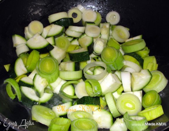 Чистим и режем на кусочки цукини, порей на кольца.
Обжариваем на сковороде Вок, на сильном огне несколько минут. 