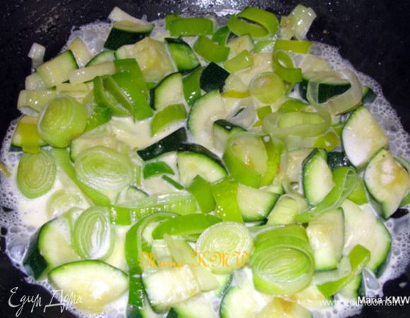 Заливаем сливками и даем овощам 3-5 минут потушиться. Солим, приправляем паприкой. Снимаем с огня.
Готовим кус-кус.
