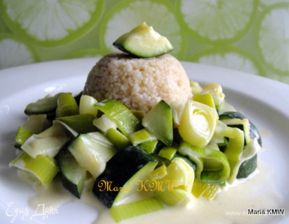 Выкладываем овощное рагу с кус-кусом на тарелочку. 
Приятного аппетита!