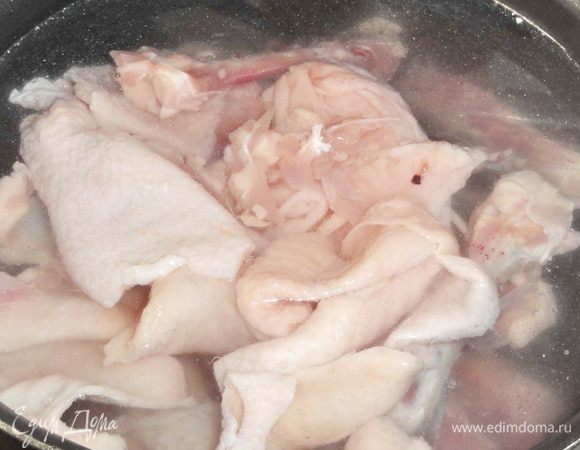 Из косточек и кожи поставьте варить бульон.