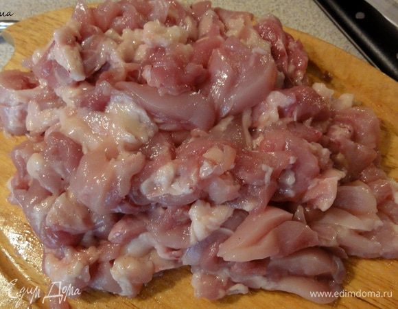 Мясо курицы нарезать кусочками. 