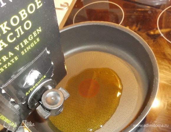 В глубокой сковороде разогреть оливковое масло..
