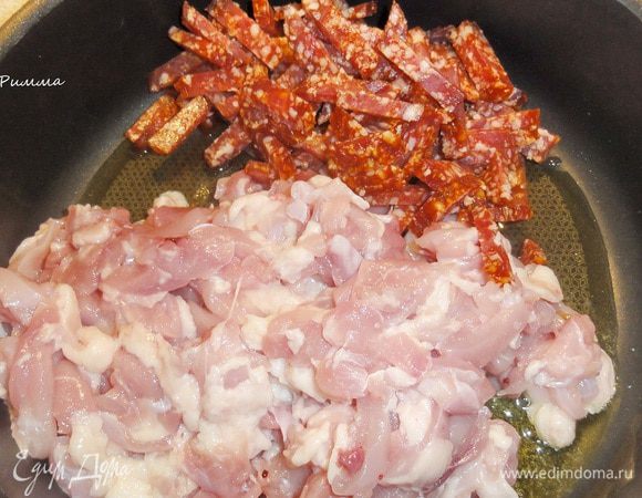 ...и подрумянить мясо и колбасу минут 5....Какой аромат поднимается над сковородой и щекочет вам ноздри!