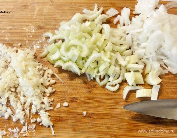 Лук порубить, сельдерей нарезать, чеснок измельчить. Все добавить к мясу. Обжаривать 10 минут на слабом огне. Аромат начинает заполнять всю кухню! Добавьте перец черный молотый и кайенский.