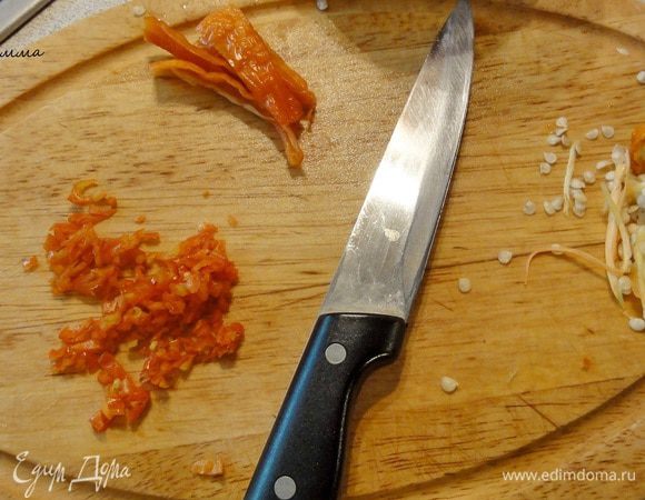 У стручка чили удалите семена, измельчите и отправьте в с сковороду. Обжаривайте еще 2 минуты.