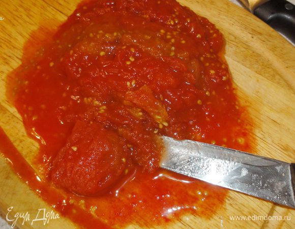 Я надеюсь вы не забыли снять пену с куриного бульона))) Снимаем кожицу с томатов и нарезаем. Выкладываем томаты вместе с соком к мясу. 