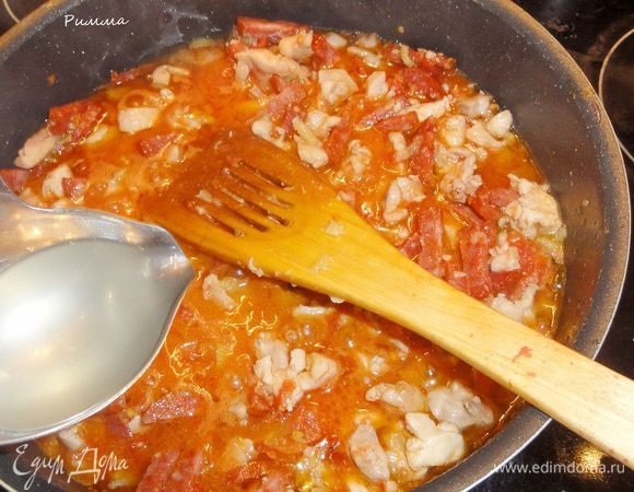 Доливаем бульон и даем закипеть. Убавляем огонь и тушим 25 минут. Я рекомендую на это время рис замочить в теплой воде.