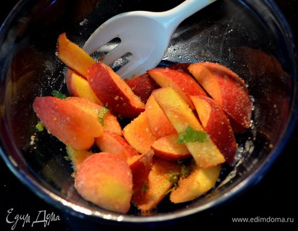 Разогреть духовку до 200гр.
Сначала сделаем начинку.Перемешаем все ингридиенты для начинки.