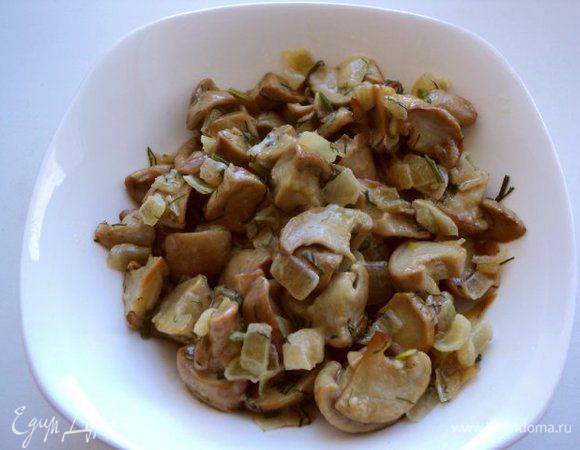 Грибы очистить от земли, хорошо помыть и порезать на кусочки. Отварить в подсоленной воде 10мин. Отцедить. Слегка поджарить грибы на оливковом масле, можно с луком.
