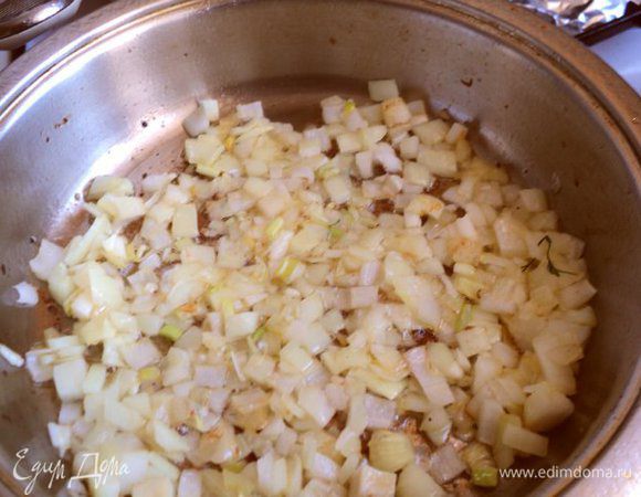 Мелко порезанный лук пассировать до прозрачности в оливковом масле, оставшемся после жарения крылышек.