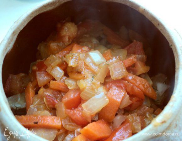 Выложить овощи в горшочки.