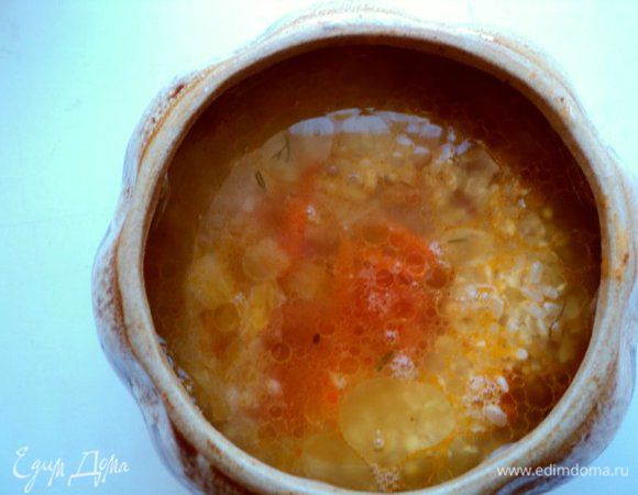 Рис промыть несколько раз водой до прозрачности, положить в горшочки, залить горячим куриным бульоном. Горшочки накрыть крышками и поставить в духовку, нагретую до 180 градусов. Запекать 40мин.