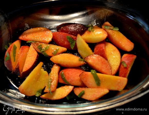 Выложим нашу готовую смешанную начинку сначала в жаропрочную форму.