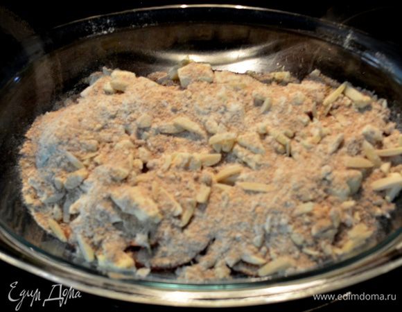 Затем сверху выкладываем наш топпинг, прикрывая ею полностью персики.