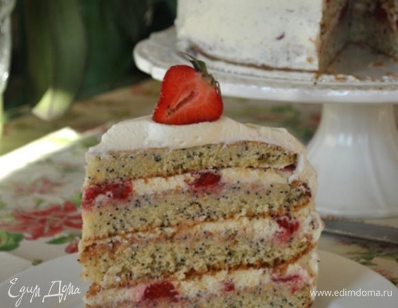 Крем.
100 мл. сливок нагреть до горячего состояния, но не кипятить. Снять с огня. Шоколад разломать, добавить к горячим сливкам и растопить, постоянно мешая. Остудить.
Остальные сливки взбить до устойчивый пиков. Аккуратно подмешать сливочно-шоколадную смесь. Добавить нарезанную клубнику, перемешать.