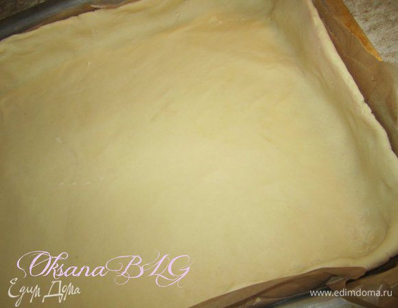 Тесто раскатать, выложить на противень. Противень предварительно смазать растительным маслом или застелить пергаментной бумагой.