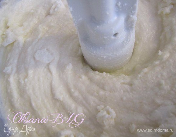 Творог перетереть в блеедере с половиной сахара.