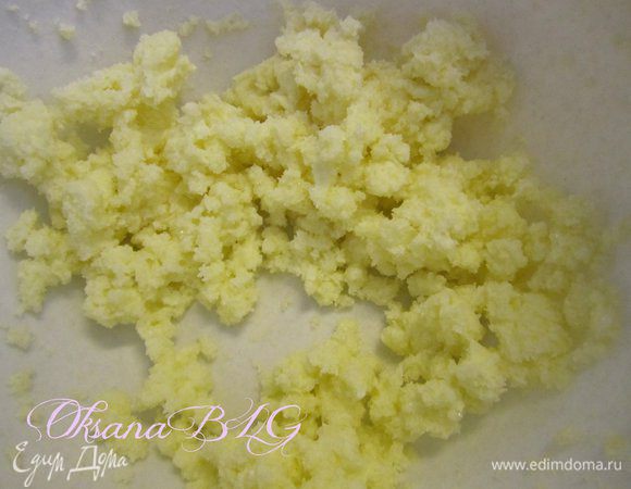 масло перетереть в оставшимся сахаром.